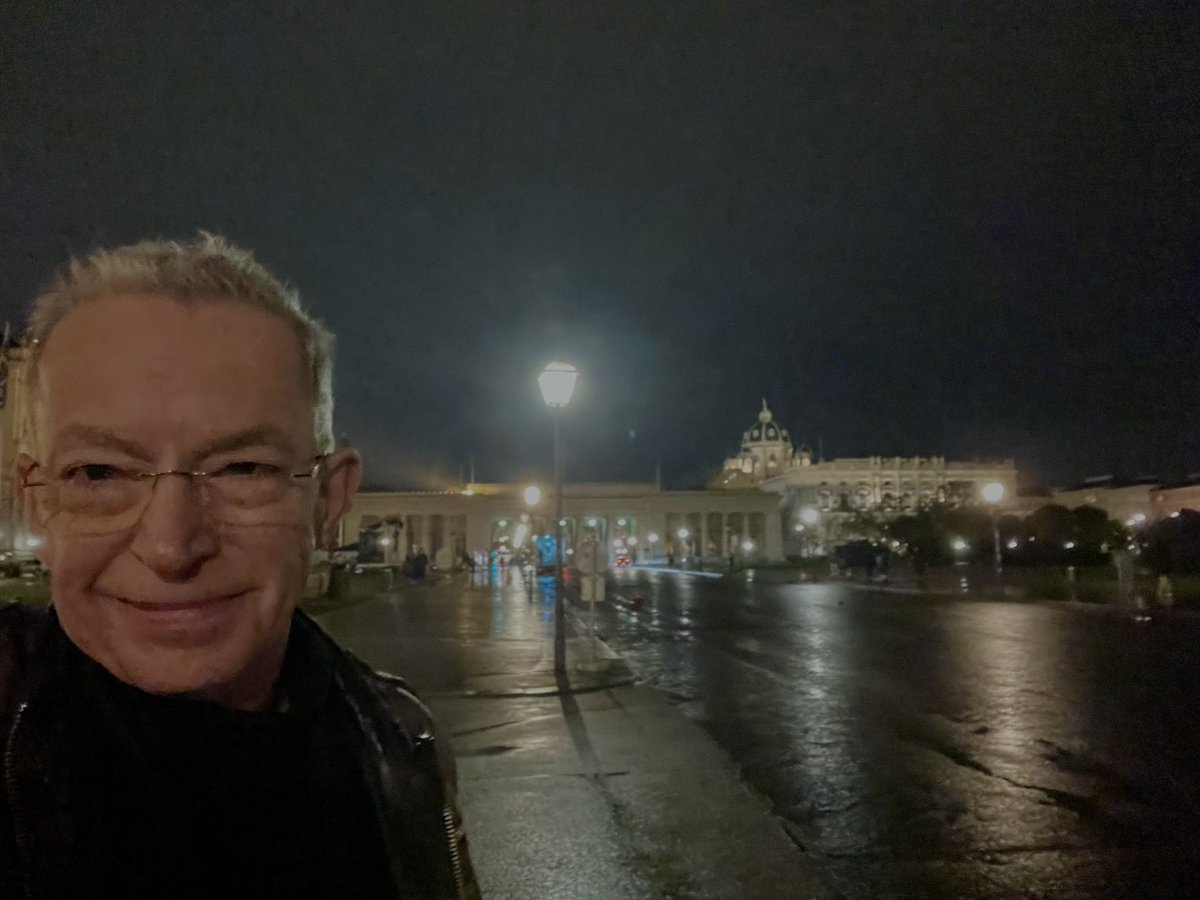 LandauDaniel's tweet image. Und schwuppdiwupp, dann ist man auf einmal völlig alleine, und dabei immer noch ziemlich emotional bewegt, bzw. auch happy 😊

Danke so vielen lieben Menschen, auch hier. Über 20.000 Teilnehmer*innen waren das, trotz Regen(!), wie mir die @LPDWien gerade zuvor bestätigte. Leute,…