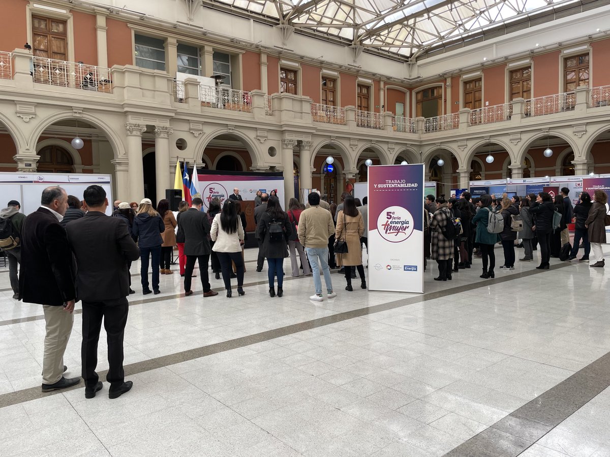 👩‍💻⚡️Hoy estuvimos en la V Feria Laboral Energía + Mujer ⚡️👩‍💼 con nuestro stand en la mañana y la reciente charla virtual 'Mercados Eléctricos e Inteligencia Artificial' @MujerFeria @Agencia__SE ➡️ferialaboralenergiamujer.cl