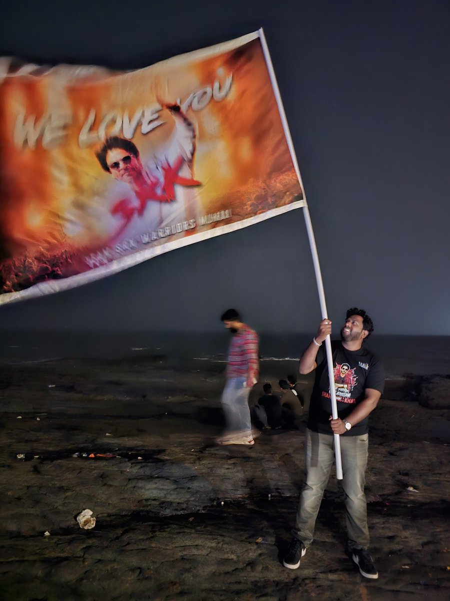 JoySRKian_2's tweet photo. जब तक है जान मै रहूंगा आपका फैन ❤️

Mannat Yatra comes to an END

#HappyBirthdaySRK @iamsrk https://t.co/vO09eEFDwe