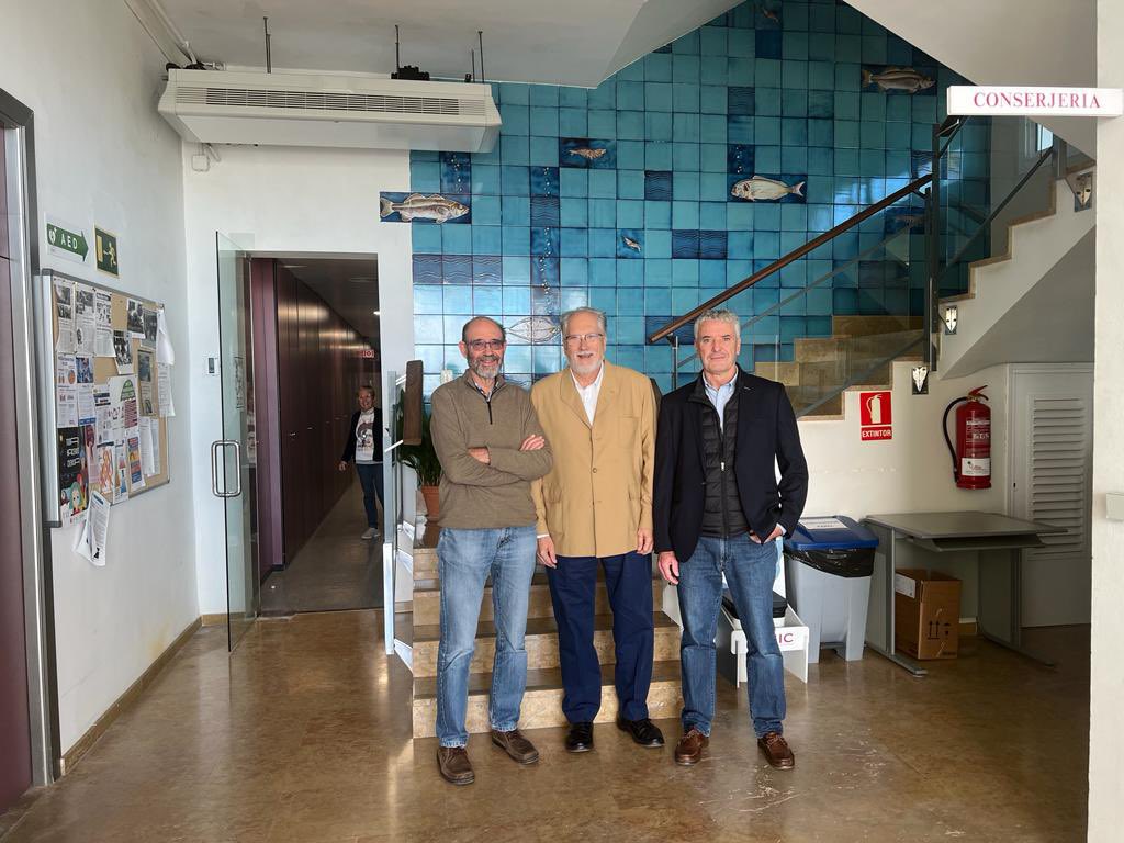 GVAagricultura's tweet photo. El DG de Pesca, Francisco J. Espinós, ha visitado hoy Castellón para reunirse con los patrones mayores y representantes de las Cofradías de Castellón y Peñíscola. Encuentros que han servido para seguir valorando la situación del sector pesquero en la provincia. (1/2) https://t.co/NVzt6Bn5tS