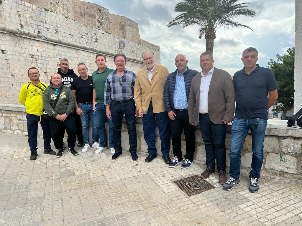 GVAagricultura's tweet photo. El DG de Pesca, Francisco J. Espinós, ha visitado hoy Castellón para reunirse con los patrones mayores y representantes de las Cofradías de Castellón y Peñíscola. Encuentros que han servido para seguir valorando la situación del sector pesquero en la provincia. (1/2) https://t.co/NVzt6Bn5tS