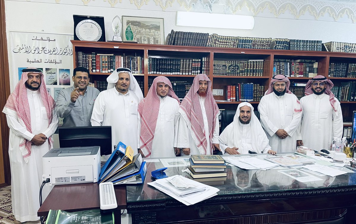 altawabi's tweet photo. قال علي بن الجهم :
وَجَرَّبنا   وَجَرَّبَ    أَوَّلونا       
فَلا شَيءٌ أَعَزُّ مِنَ الوَفاءِ
وقال آخر :-
عشْ ألفَ عامٍ للوفاءِ وقلَّما   
ساد  امرؤٌ  إلا  بحفظِ  وفائِه

* الوفاء طبع متجذر في نفوس الأوفياء .. والشيخ /#العبّاس_بن_أحمد_بن_علي_عبدالفتّاح_الحازمي أحد رموز الوفاء ، ومازياراته المتكررة لصديقه الأثير الدكتور #زاهر_بن_عواض_الألمعي والذي جمعته به صداقة طويلة تمتد لأكثر من خمسين عاماً .. إذ كانت آحدث زيارات الوفاء زيارته عصر هذا اليوم الخميس 2 نوفبمر 2023م  للدكتور الألمعي في منزله العامر بمحايل عسير ، و بصحبته من أبنائه الأوفياء :
1- الشيخ عبدالفتّاح بن العبّاس الحازمي ( رئيس محكمة الاستئناف بجازان )
2-الأستاذ / الفضل بن العبّاس الحازمي 

* وكذلك ثلاثة من أبناء الشيخ(المرحوم بإذن الله تعالى ) الشاعر الكبير / #إبراهيم_بن_حسن_الشعبي الذي كان أيضًا من الأصدقاء الأثيرين والأوفياء للدكتور الألمعي ، وفاء لوالدهم وصلة لأصدقائه وهم :-
 1- المهندس بندر بن إبراهيم حسن الشعبي 
2- الأستاذ عبدالرحمن بن إبراهيم حسن الشعبي 
3-الشاعر سلطان بن إبراهيم حسن الشعبي 
تم استقبالهم بكل حب وترحاب من قبل الدكتور الألمعي وبأريحيته المعهودة أجلسهم في مكتبته الخاصة .. إذ كانت جلسة ثرية بالعلم والشعر واستدعاء الذكريات .. وقد أتحف الشاعر الجميل الأستاذ سلطان بن إبراهيم الشعبي الحاضرين بإلقاء بعض قصائد والده (رحمه الله تعالى) وقصائد أخرى من شعره الجميل .. 
* ثم ودّع الدكتور الألمعي وأبنائه العميد عواض زاهر الألمعي و خالد زاهر الألمعي  ضيوفهم بعد أن قام بضيافتهم وتكريمهم وإهداء الكلّ بعضًا من مؤلفاته الصادرة مؤخراً ..