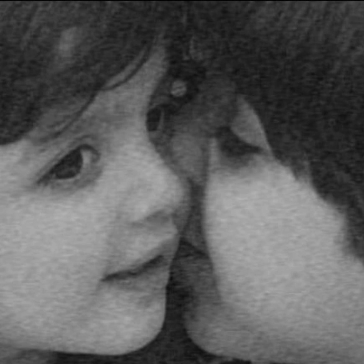 الحب مثل النار ماينلعبّه 
يدخل المسلم بقلب اليهودي 

ليلى وقيس اول ضحايا المحبّه 
واخر ضحاياهم ديانا ودودي