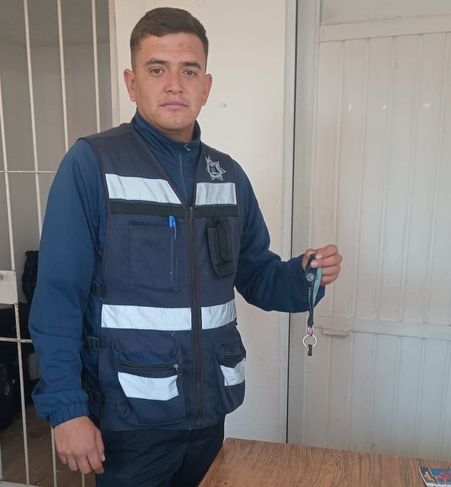 OraleQChiquito's tweet photo. SERVICIO SOCIAL ⚠️⚠️ 

Elementos de Policía Municipal encuentran llaves de vehículo en ls inmediaciones del panteón de oriente, agradecemos su colaboración para localizar al propietario. 

Las llaves se encuentran en la caseta de Policía Municipal frente al panteón de oriente. https://t.co/2t05TIUV11