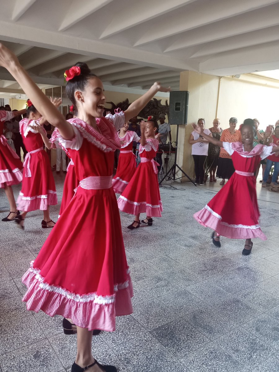 1 de noviembre del 2023
Visita nuestro centro una parte del Elenco estelar danzario de la Escuela artística Raipillan de Chile, acompañados por miembros de la Dirección de cultura, y de representantes de la Casa Iberoamericana de la Décima y el ICAP en la provincia 
#SomosCuba