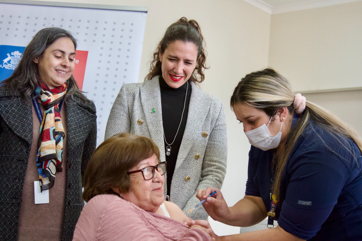 ministeriosalud's tweet photo. 📌 #COVID_19: Minsal, Colmed y Colegio de Enfermeras hacen llamado conjunto para que los grupos de riesgo completen esquema de vacunación anual con dosis bivalente 

Más info 📲 https://t.co/tRrle3RMTX https://t.co/uA4NQkBwF9