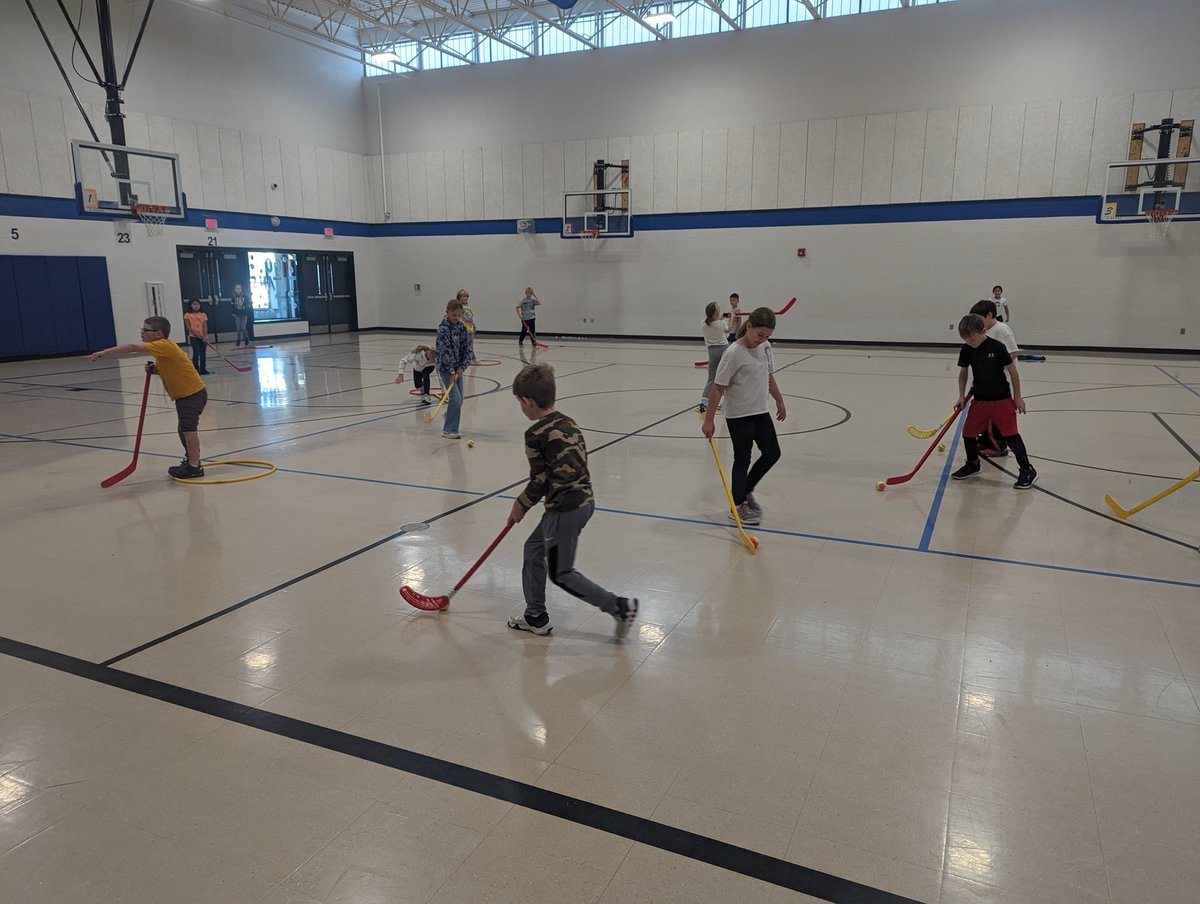 MrBreiPE's tweet photo. Hockey dribbling on the hill today! Be careful of the hoop people as they may steal your ball.  If your ball goes out of bounds you do 10 stick jumps before coming back in.  #InspiringexcellenceLC #PhysEd @OPENPhysEd https://t.co/uHaSaykzf3