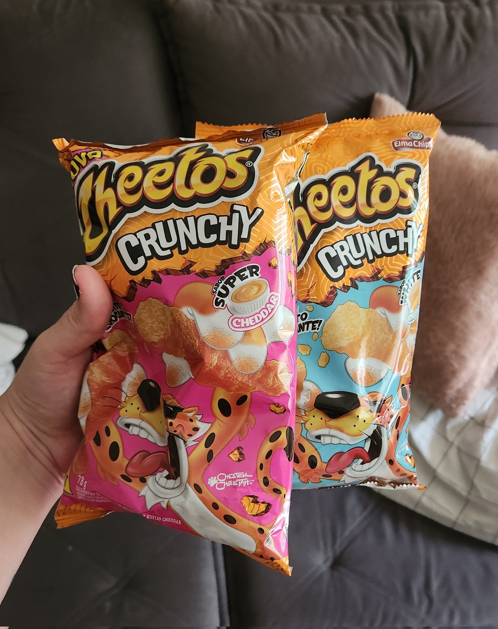 Cheetos Crunchy chega ao Brasil em duas edições: Super Cheddar e