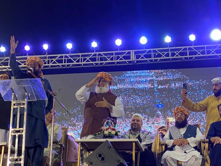 ہے کوئی پاکستان کے چاروں صوبوں میں قائد سندھ سومرو صاحب جیسا ✌️😘
#طوفان_الاقصٰی_سندھ_امن_کانفرنس