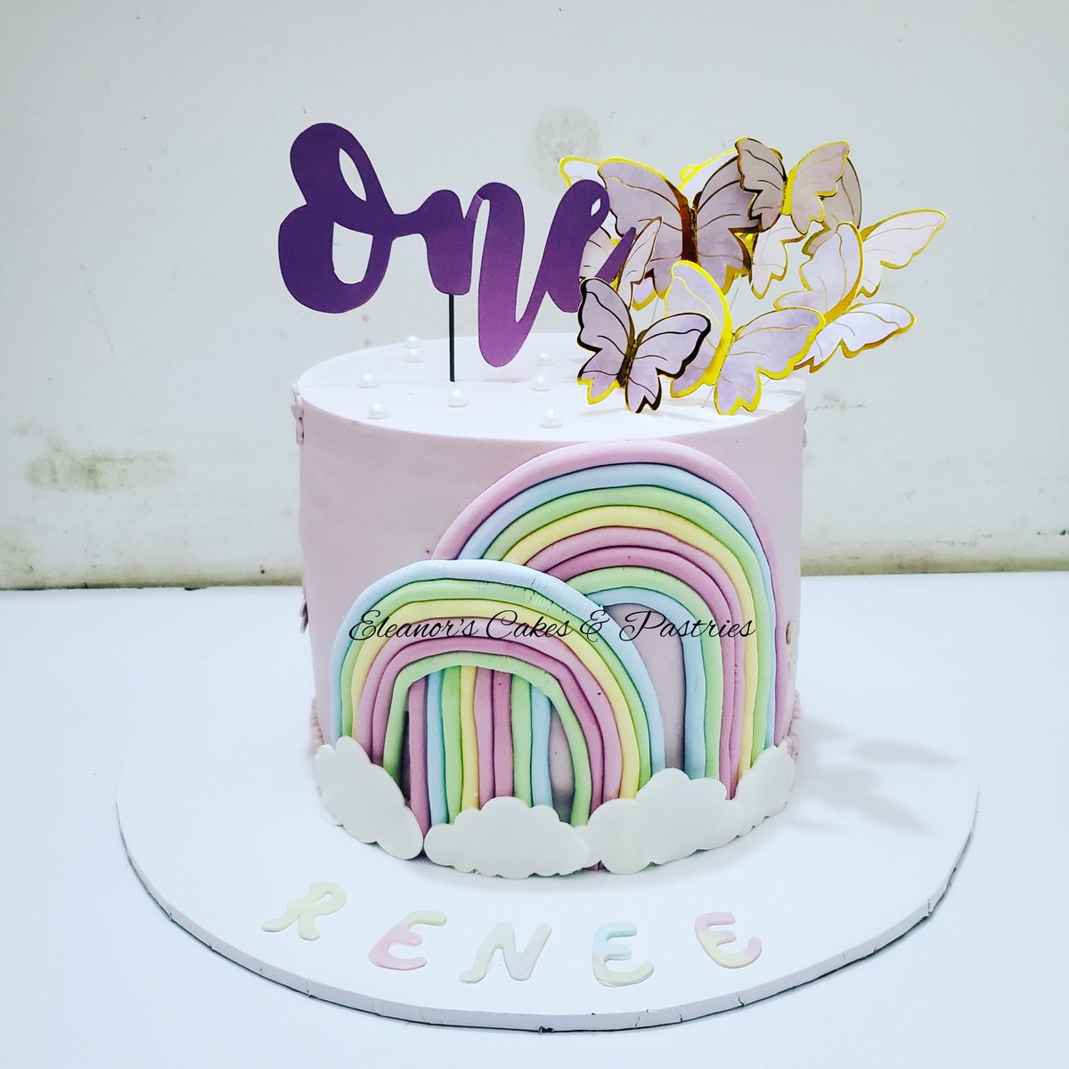 For Renee
Less is more
Beautiful is the word.
Tastes even better.
Our bakery is at your service. 
Contact us on 679148609
#eleanorscakesandpastries #cakes #cakesforkids