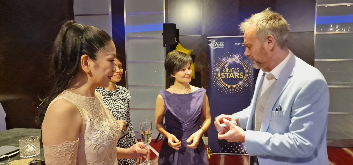 KingsCollegeNHS's tweet photo. 🌟 We've surprised our brilliant staff with a magician.
Simon Alexander is entertaining our guests before the #KingsStars awards start.
@SupportKings l #TeamKings https://t.co/kGkRznxFSF