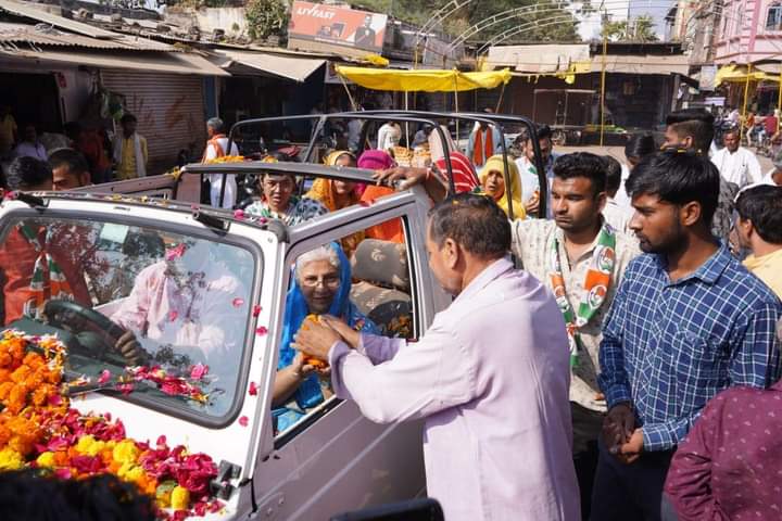 Deepaksharma626's tweet photo. आज परम सम्माननीय राजमाता साहब ने नारी शक्ति के साथ में खिलचीपुर नगर में जनसंपर्क किया ।
व खिलचीपुर विधानसभा क्षेत्र - 163 से कांग्रेस प्रत्याशी आदरणीय राजा साहब श्रीमंत @iPriyavratSingh जी को भारी बहुमत से विजय बनाने की अपील की।
इस अवसर पर सम्मिलित हुआ।
#Jansampark #khilchipur https://t.co/IVmT9oxtmv