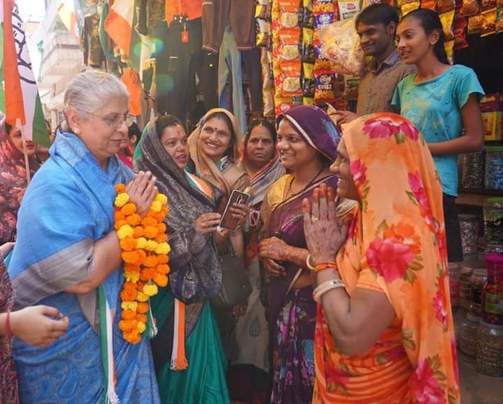 Deepaksharma626's tweet photo. आज परम सम्माननीय राजमाता साहब ने नारी शक्ति के साथ में खिलचीपुर नगर में जनसंपर्क किया ।
व खिलचीपुर विधानसभा क्षेत्र - 163 से कांग्रेस प्रत्याशी आदरणीय राजा साहब श्रीमंत @iPriyavratSingh जी को भारी बहुमत से विजय बनाने की अपील की।
इस अवसर पर सम्मिलित हुआ।
#Jansampark #khilchipur https://t.co/IVmT9oxtmv