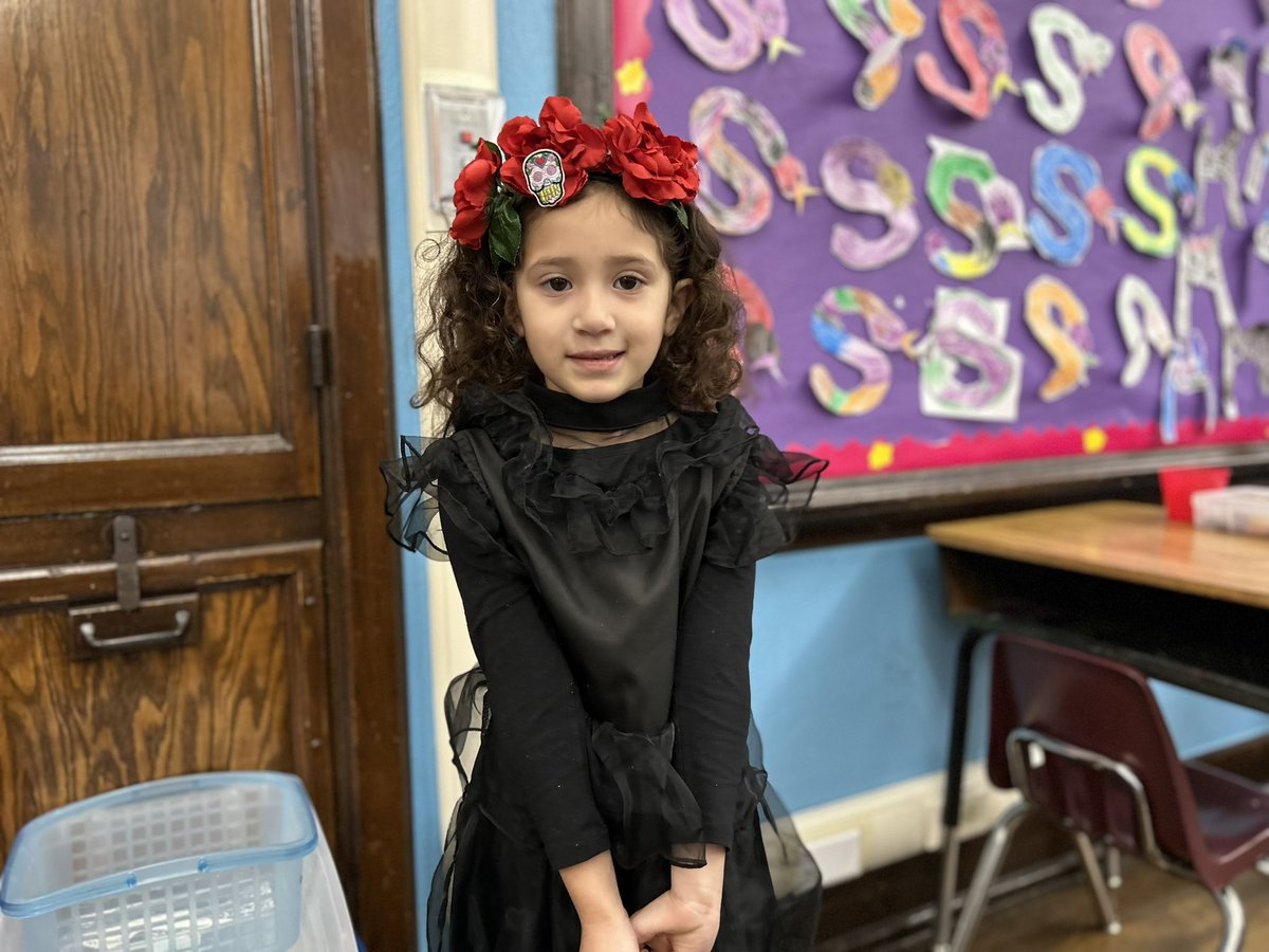 BennettDpscd's tweet photo. In addition to our amazing ofrenda, students and staff showed their creativity and festivity by dressing up as Catrinas and Catrins. These figures are one of the most recognizable parts of the holiday and see these amazing outfits and makeup really made our day! https://t.co/kf2e1NmWnf