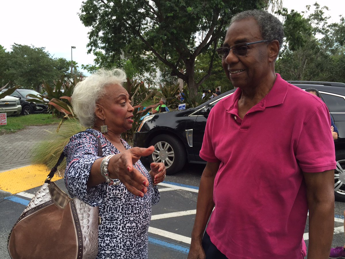 Brenda C. Snipes, former Broward supervisor of elections, has died. She was 80. facebook.com/browardpolitic… (Below, Snipes with her husband Walter outside the Plantation West Regional Library early voting site before the August 2018 primary.)