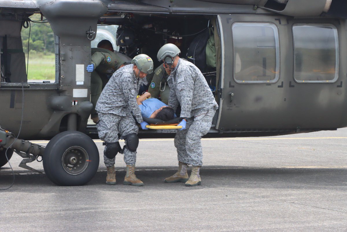 FuerzaAereaCol's tweet photo. #ProtegemosLaVida | Mujer en estado de gestación con dificultades médicas fue trasladada en una aeronave UH-60 Black Hawk desde La Macarena, #Meta, hasta #Villavicencio para salvar su vida y la de su bebé.

 👉🏻https://t.co/ALXI1uWjz8

#FuerzaAeroespacial🇨🇴 
#CACOM2 https://t.co/wwVu6pbIPX