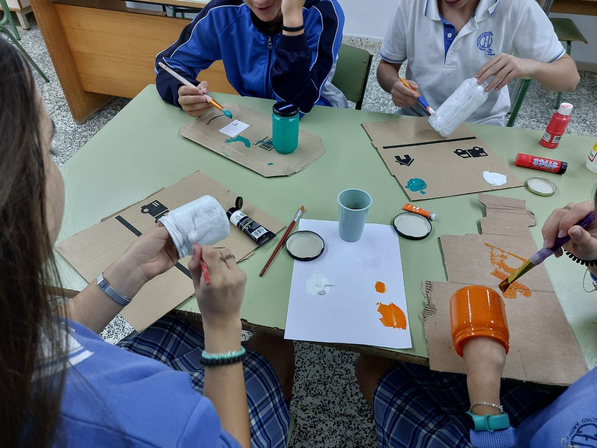 El alumnado de 2º ESO le dan otra vida a los botes y botellas de cristal decorándolos para #Halloween.
