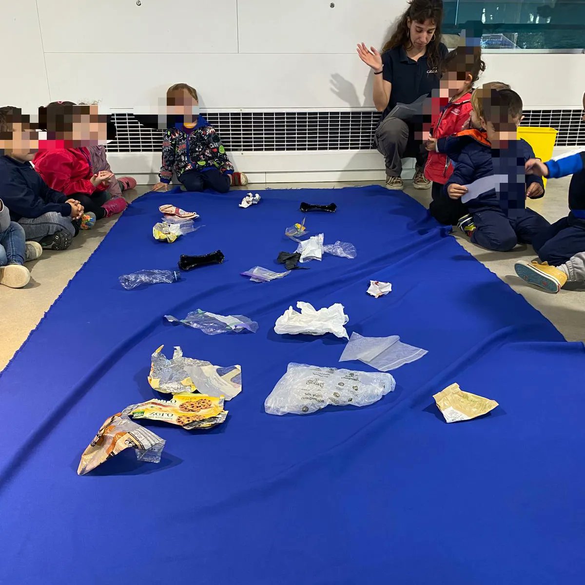 grasisoler's tweet photo. Els taurons han fet la seva primera sortida! I que millor que fer el taller “Cuidem als taurons” al CRAM! Allà hem descobert moltes coses i tornem amb la motxilla plena d’aprenentatges i molts molts somriures!!! Per moltes més primeres vegades juntets!!
@fundaciocram
#taurons https://t.co/pVTexUQHN8