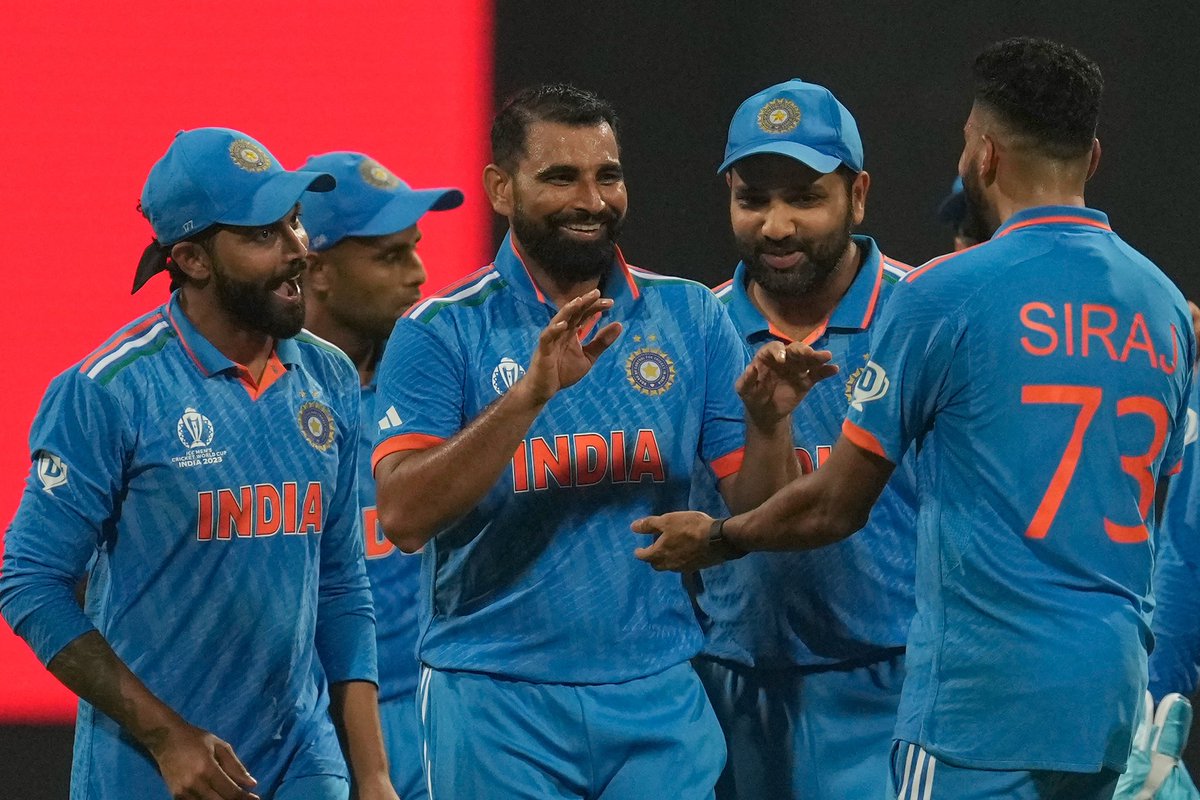 imamitshekand's tweet photo. I Hope Pakistani bowlers are watching the match and can learn something. That's how you bowl.
Gadhon ki tarah bhag kar 150+ nahi daalni hoti hamesha.
@TheRealPCB #HMAsk
#INDvsSL #viratkholi #siraj #bumrah #Shami #IndianCricketTeam #WorldCup2023 #TeamIndia #Srilanka #Gill #Allout https://t.co/vu3ayNNg2q