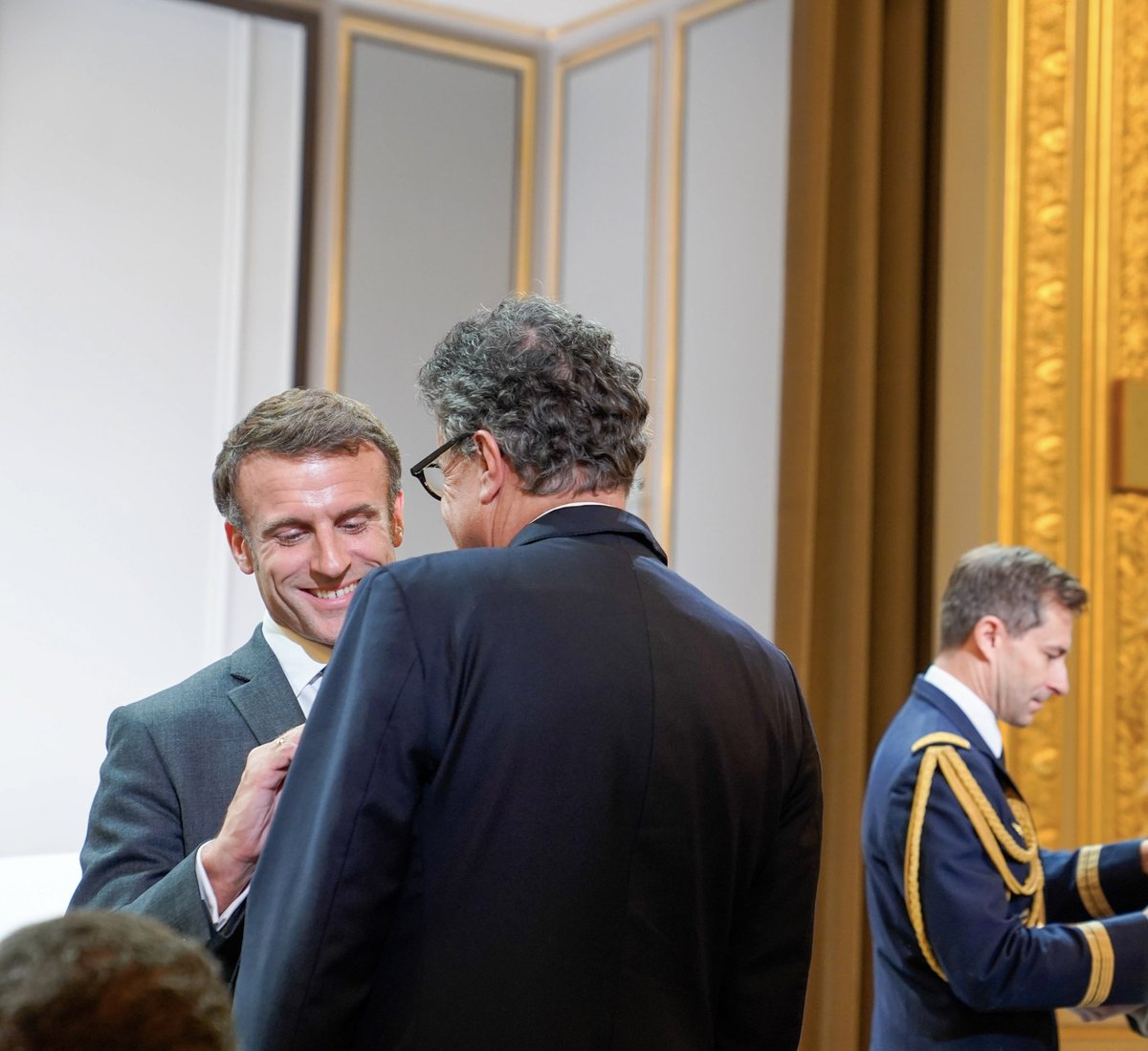 Lesénécal Luc (@lesenecalluc) on Twitter photo Lundi dernier j'ai eu l'immense honneur d'être invité à l'Élysée, où le Président de la République, <a href="/EmmanuelMacron/">Emmanuel Macron</a>, m'a décoré de la Légion d'Honneur au cours d'une cérémonie inoubliable. 🎖
#LégionDHonneur #Honneur #Engagement #Fierté #France Lundi dernier j'ai eu l'immense honneur d'être invité à l'Élysée, où le Président de la République, <a href="/EmmanuelMacron/">Emmanuel Macron</a>, m'a décoré de la Légion d'Honneur au cours d'une cérémonie inoubliable. 🎖
#LégionDHonneur #Honneur #Engagement #Fierté #France