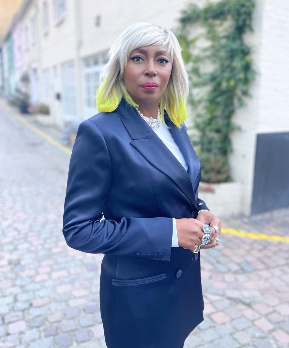 Recently I had the pleasure to create a Dutch podcast🎙️with style strategist Sascha Bertus talking about the psychological aspect of make-up🧑🏽‍🎨💄🎨 for business women, while sharing my vision and valuable tips. Tune in thru the Spotify link 🔗 sptfy.com/P5yk

#makeupstyle