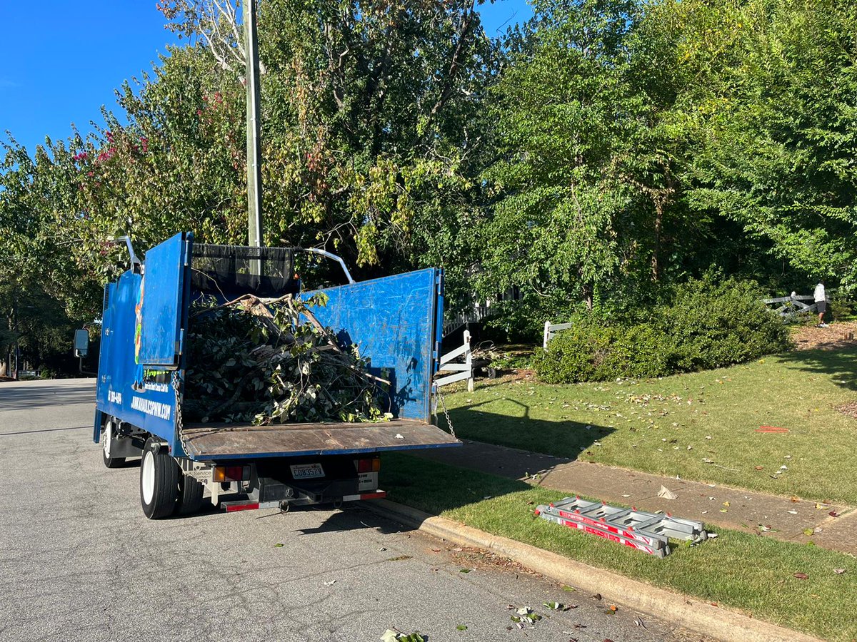 JunkahaulicsNC's tweet image. Our team is ready to declutter your life, one junk item at a time! 🧹 #JunkRemovalHeroes #DeclutterNow