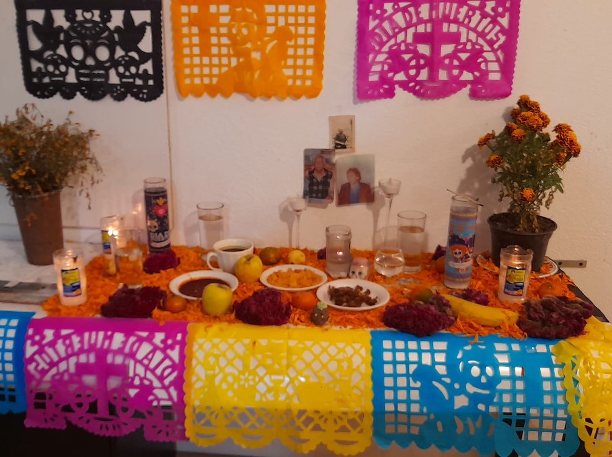 My father’s Dia de muertos’s altar. I am sure my grannies are watching out for me❤️ I couldn’t do one here, sadly; I’m wondering how many of my Mexican friends who are abroad had the chance to arrange one, being materials so hard to get. #DiaDeLosMuertos #Mexico 🇲🇽 ☠️ ❤️