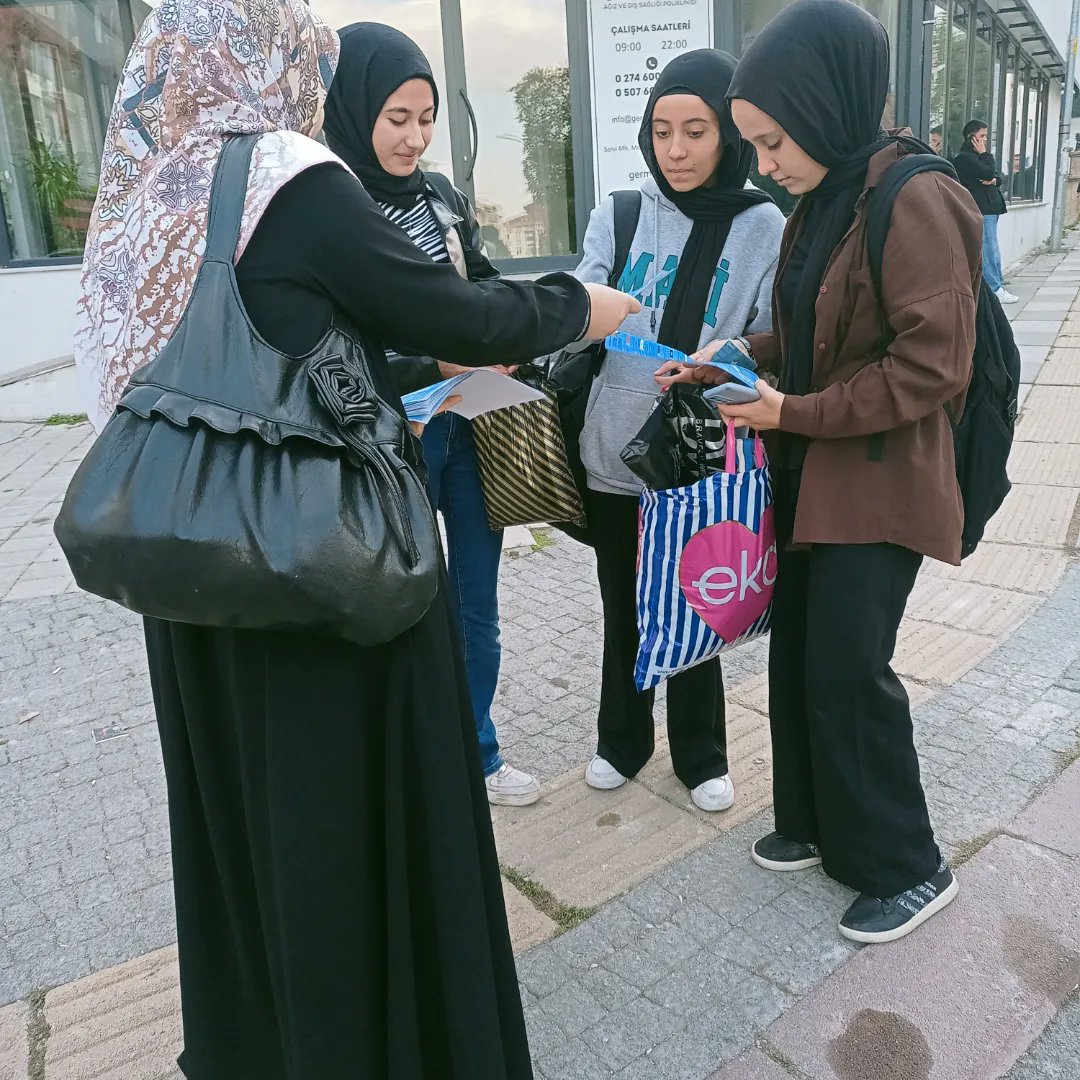 SaadetKadin43's tweet photo. İsrail'in Gazze'de işlediği vahşet karşısında halkın atması gereken adımlar hakkındaki bilgilendirme broşürümüzü dağıttık.
#boykot et!
#harekete geç!
#oy verdiğin partinin hareketlerine ve hareketsizliğine dikkat et!
. https://t.co/FhCG9uXARd