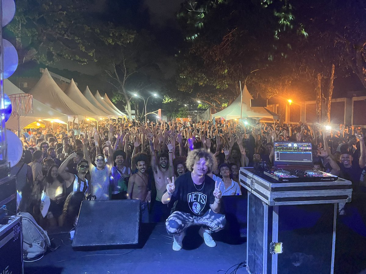 fontesofthewall's tweet photo. REALIZANDO SONHOS 😭
OBRIGADO FAMÍLIA, OBRIGADO MÚSICA 🙏 https://t.co/bKATvXe8Fk