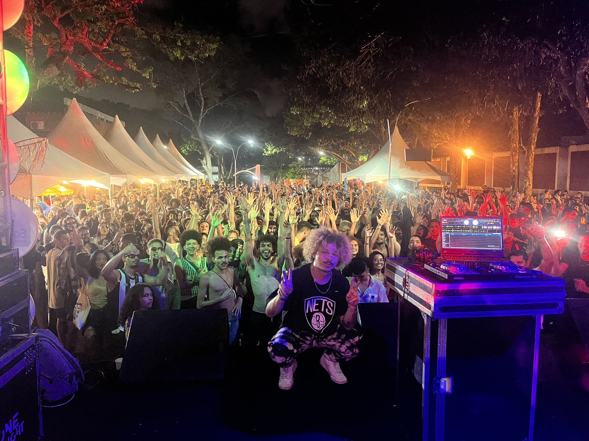 fontesofthewall's tweet photo. REALIZANDO SONHOS 😭
OBRIGADO FAMÍLIA, OBRIGADO MÚSICA 🙏 https://t.co/bKATvXe8Fk