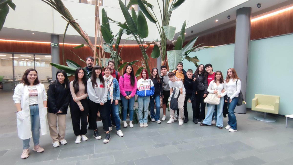 Dia d'#InstiCiència a l'IJC! 📚

Avui la <a href="/miranda_f_s/">Miranda Fernández-Serrano</a> 👩‍🔬 (<a href="/roue_s/">Roué Lab</a> lab) ha acompanyat als alumnes de 1r de Batxillerat de l'Institut Berenguer IV 🎒 de Santa Coloma de Gramenet a descobrir el seu dia a dia com investigadora! 

 Seguim un curs més fomentant les carreres