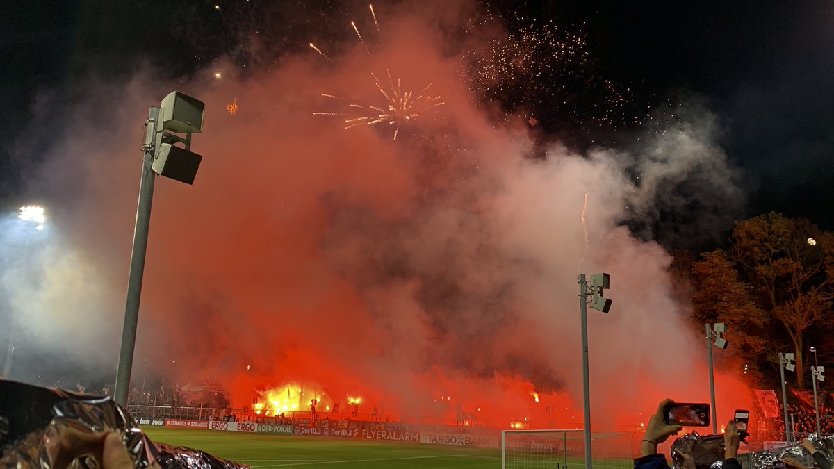 FasziFankurve's tweet image. Bilder von #Pyroshow &amp;amp; #Feuerwerk der #Ultras von #Eintracht #Frankfurt in #Köln online. Wir zeigen Impressionen von bisher 11 Partien der 2. Runde im #DFBPokal: #VIKSGE #SCFSCP #BSCM05 #BMGFCH #BVBTSG faszination-fankurve.de/fanfotos/updat…
