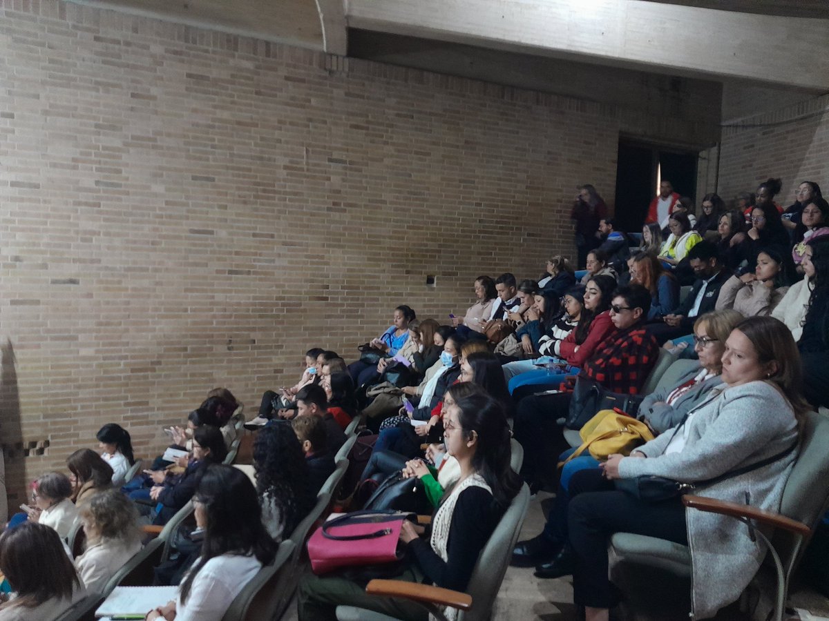 SubLGBTI's tweet photo. 👉 #AEstaHora La subdirectora para Asuntos LGBTI #ElizabethCastillo modera el conversatorio "Del texto al contexto. Encuentro de saberes y experiencias, un diálogo por el buen trato". 

#SacaLoMejorDeTi por el buen trato en tu vida diaria. https://t.co/AojmGKERQh