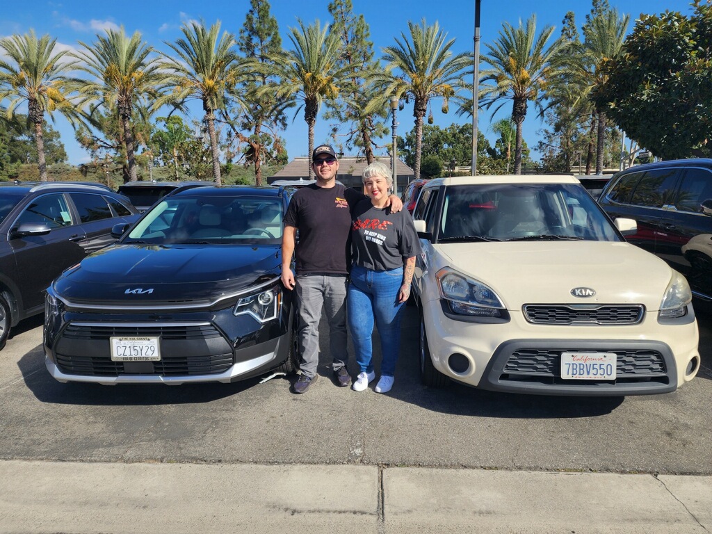 Congratulations to Amanda and her brother Jimmy Bourne on the purchase of her new 24 Kia Niro from Howard at Kia Cerritos!🤩