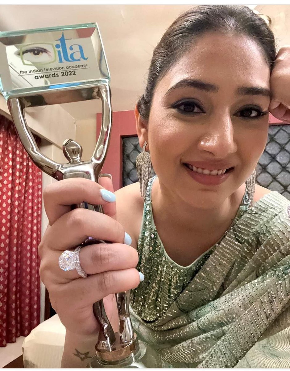 shree_ingle's tweet photo. @theitvofficial #Dishaparmar she deserve this award bcz she work very hard in her pregnancy period for #BadeAchheLagteHain3 @disha11parmar #Priyasood https://t.co/57DThwYTB0