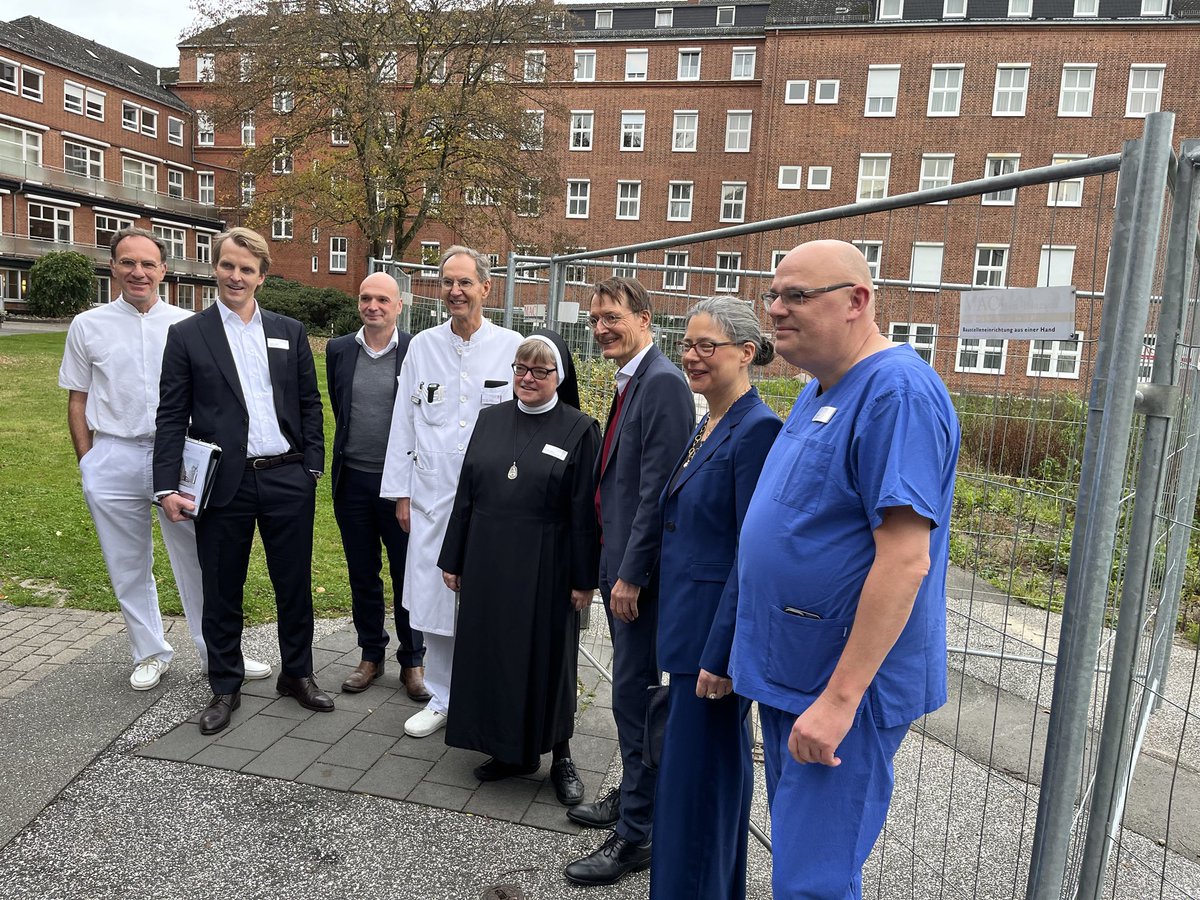 Heute Krankenhaus Tag, hier in Reinbek. Das Haus ist top in Krebschirurgie. Zertifiziert, bei einer Komplikation der Darmnaht nach Darmkrebs liegt das Haus mit 3% deutlich besser als bundesweit 15%, eine viel zu hohe Rate. Schwarze Zahlen, Bauzaun für neues Gebäude. So geht es!