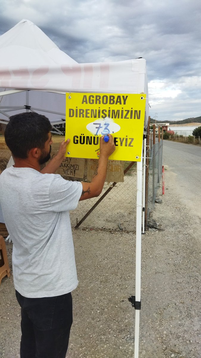 tarimsendikasi's tweet photo. Direnişimizin 73. gününde Agrobay Seracılık önündeyiz. Haklarımızı almadan bir yere gitmeyeceğiz. 

Direnişimizin gidişatına dair değerlendirme ve hazırlıklarımızı yapıyoruz. Bizi izlemeye devam edin.

#AgrobayHakkımızıVer'meden gitmiyoruz! https://t.co/TA1i7HcmHV