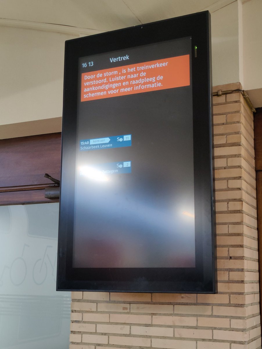 HeleneTps's tweet photo. Essayer de rentrer chez soi... Selon l'app @SNCB, les trains roulent mais pas selon les panneaux en gare 😏 https://t.co/olFfKCoVdN