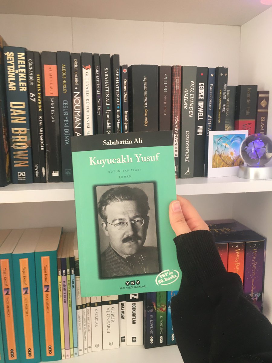 Mervekaradavutt's tweet photo. - O gelmez artık.
- Nereden biliyorsun?
- Gidişinden belliydi.
#sabahattinali
#kuyucaklıyusuf https://t.co/DqEmVGtWY2