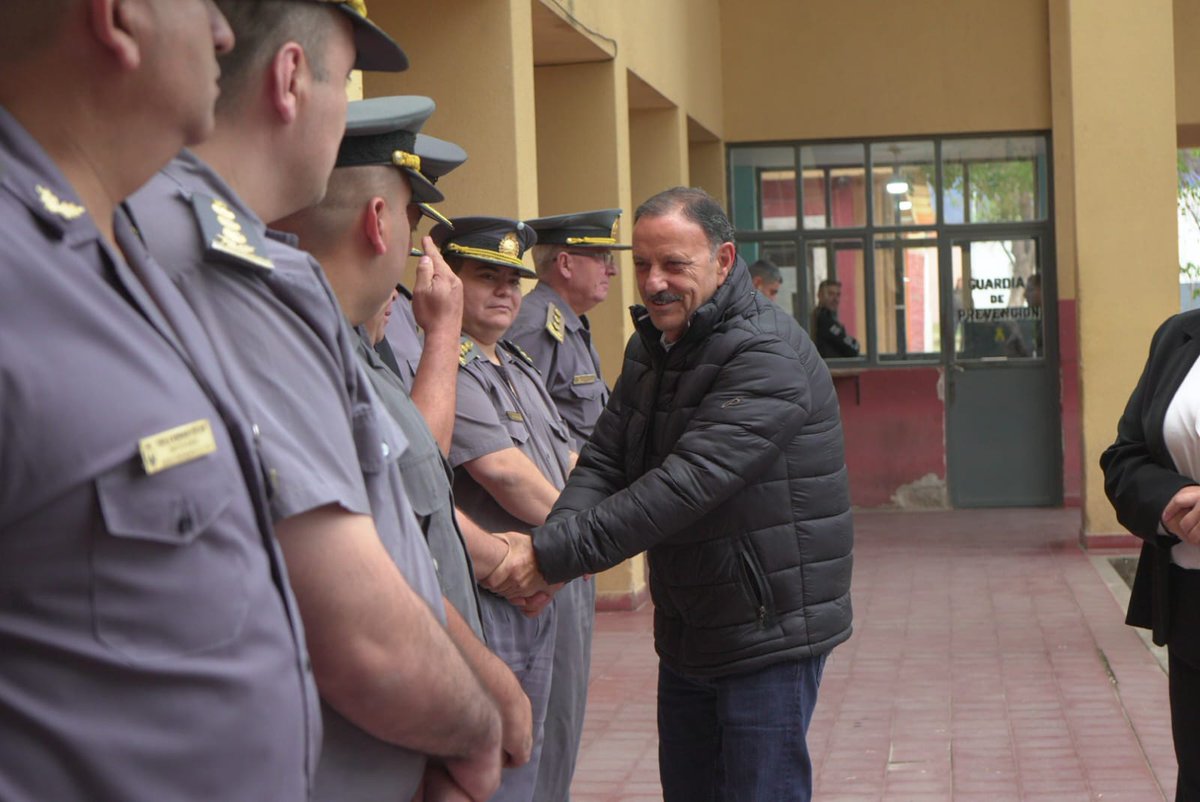 QuintelaRicardo's tweet photo. Visitamos el Servicio Penitenciario Provincial para poner en funcionamiento el nuevo sistema de seguridad del edificio, que consta de cámaras de vigilancia de última generación, tanto en el interior de las instalaciones como en todo el perímetro del predio, además de un escaner en el ingreso para agilizar las requisa de los visitantes. 
Estas mejoras se hacen con el objetivo de mejorar las instalaciones y la seguridad de internos y de trabajadores y trabajadoras del servicio.