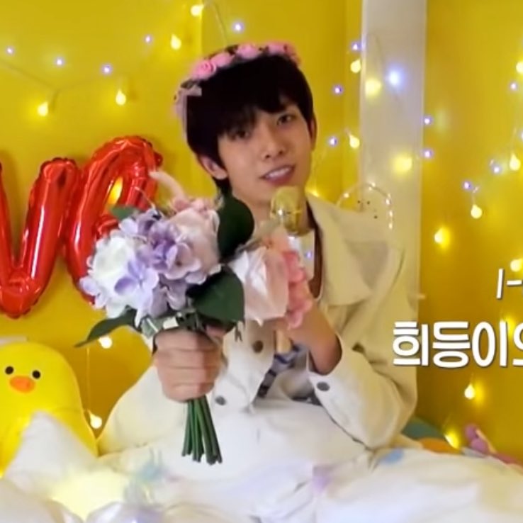 tiniehee's tweet photo. even 3 years later he is still our pretty flower boy 🌷 #heeseung https://t.co/0zZxAoIByq
