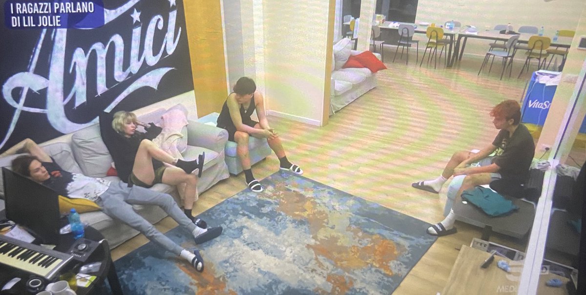 Petit la classica persona che legge i messaggi degli altri che si scannano sui gruppi whatsapp, senza mai rispondere.
Io come lui onestamente