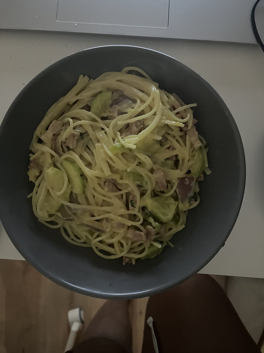 Spaghetti à la crème de coco 
Courgettes et lardons.  Repas rapidos 20 minutes 🔥
#glutenfree #lactosefree