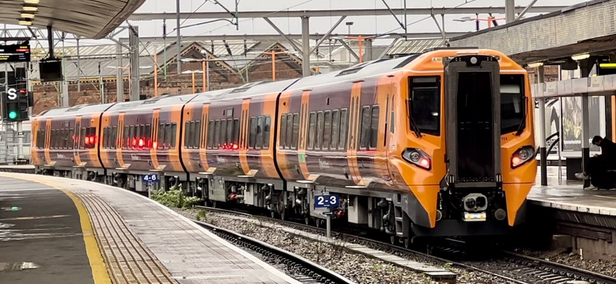 PlatformEdge1's tweet image. First time seeing 196114 on test 👀

Here it is passing through Wolverhampton heading to Birmingham New Street earlier today #Class196