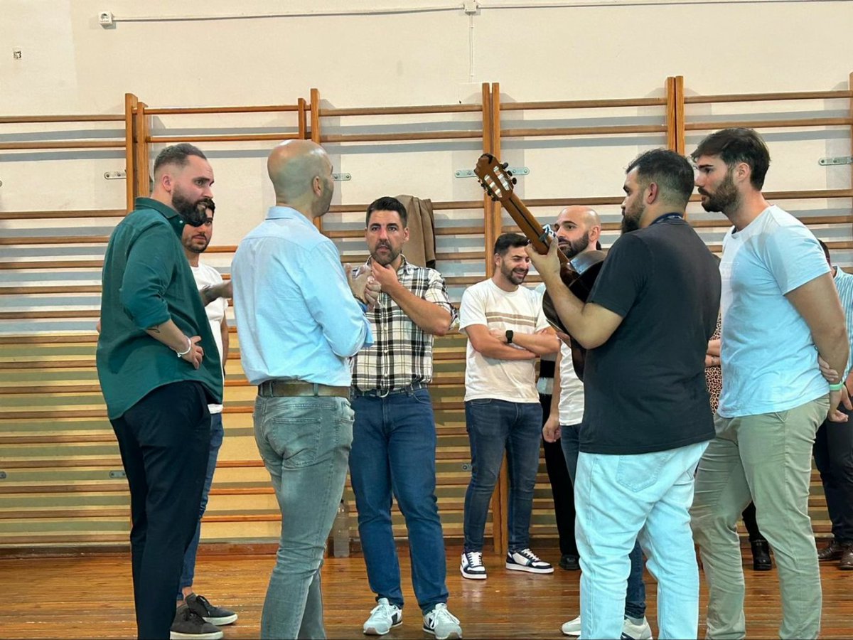 comparsaJoseja's tweet photo. Ayer tocó seguir disfrutando de "La fiesta" en Cádiz con nuestro @luism_rivero. Día gaditano maravilloso y ensayo de aprendizaje y de matices. 

¡Seguimos!

#Lafiesta #ensayosfestivos #ilusión #coac2024 #trabajoduro https://t.co/4cKRyy9dKi