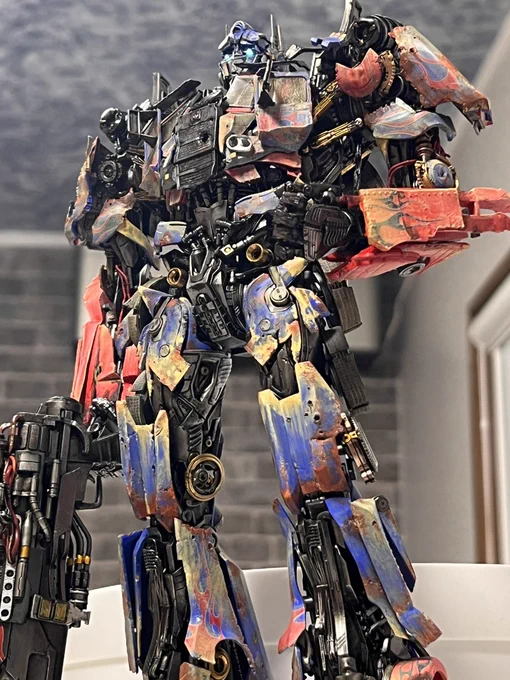 本日の仕事のお供海外から購入した、バチクソカッコいい錆びたウェザリングボディの司令官!錆びて朽ちた部分の再現が凄い…!#オプティマスプライム  #トランスフォーマー 