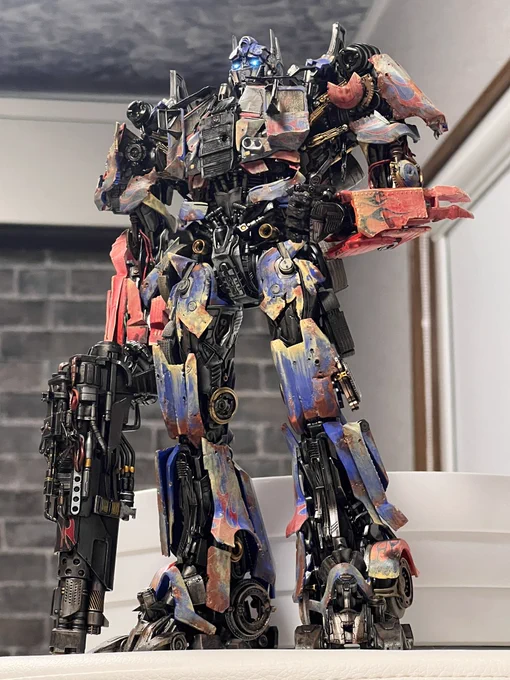 本日の仕事のお供海外から購入した、バチクソカッコいい錆びたウェザリングボディの司令官!錆びて朽ちた部分の再現が凄い…!#オプティマスプライム  #トランスフォーマー 