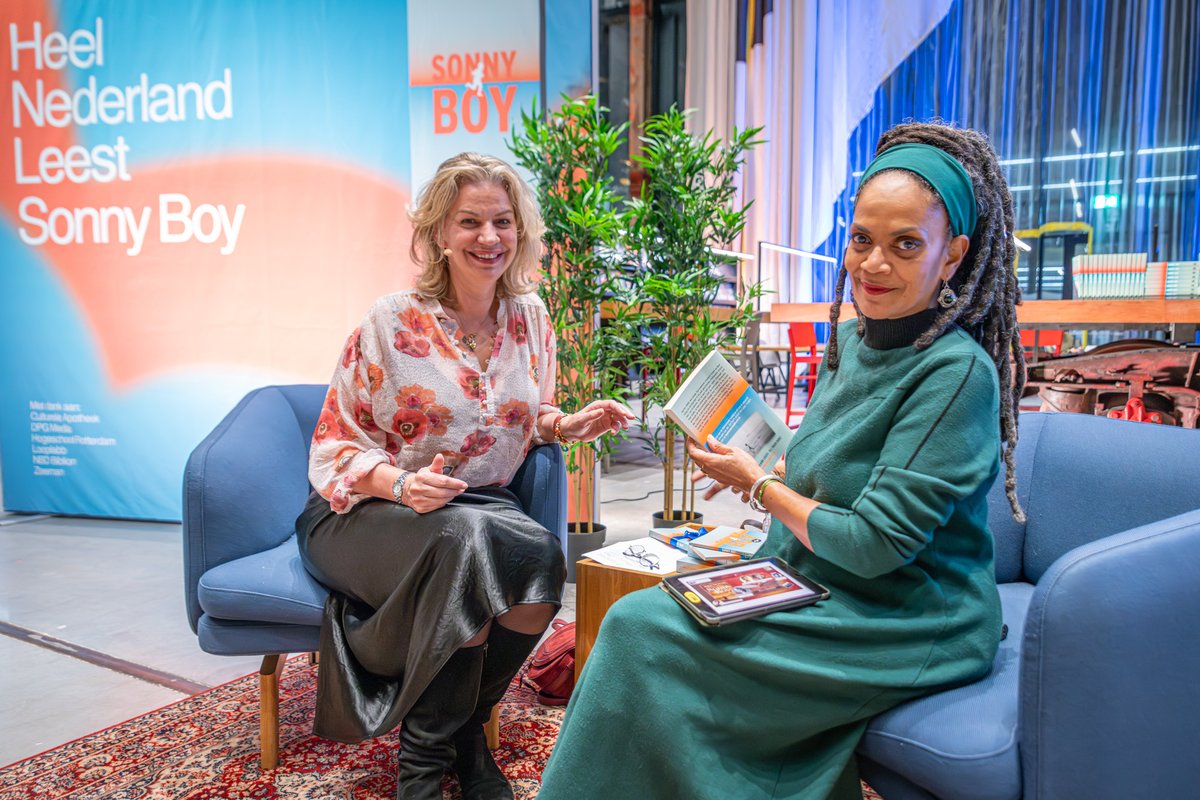Gisteren is Heel Nederland Leest feestelijk geopend in Bibliotheek LocHal  in Tilburg. Annejet van der Zijl trapte de campagne af en werd geïnterviewd door Aldith Hunkar. De hele maand is de speciale editie van Sonny Boy gratis op te halen in deelnemende bibliotheken!#HNLSonnyBoy