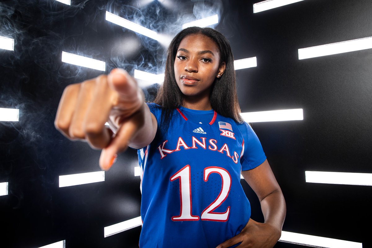 KUWBball's tweet photo. SHE'S READY! All eyes on @SmyaKNichols 👀🔥 

#RockChalk | @ESPN_WomenHoop | @PBRhoops https://t.co/QEylevyxnG