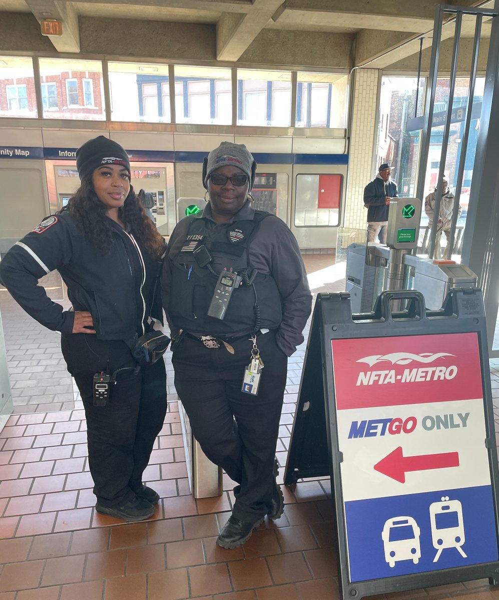 NFTAMetro's tweet photo. We have been spending extra time at rail stations and bus stops talking to riders about our new fare system and answering your #MetGo questions. If you see one of us during your commute, feel free to stop over and chat with us. We are here to help! https://t.co/zKN2WVa1jV